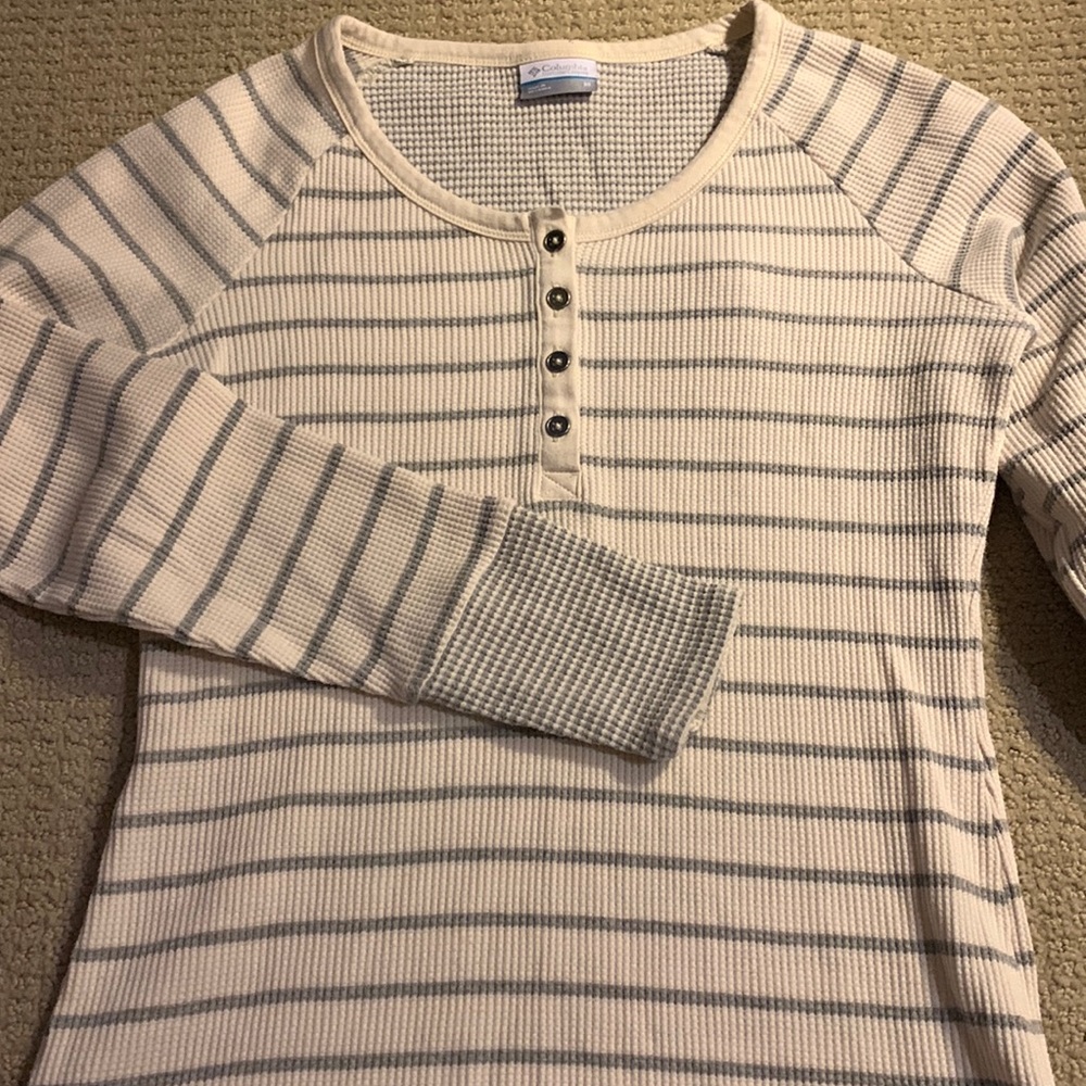 Columbia off-white with grey stripe waffle t-shirt. Size M